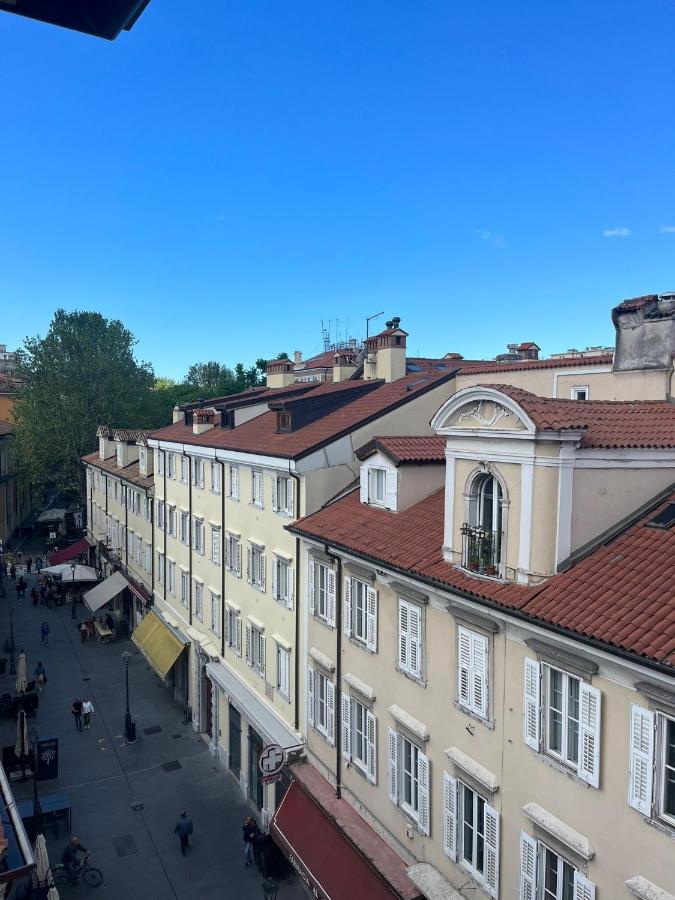 Charlotte Near Piazza Unita * Triest